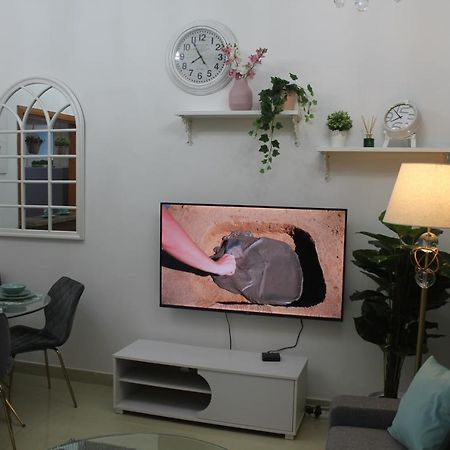 Newly Furnished One Bedroom Apartment Next To Metro & Beach In Marina Residence Dubai Buitenkant foto