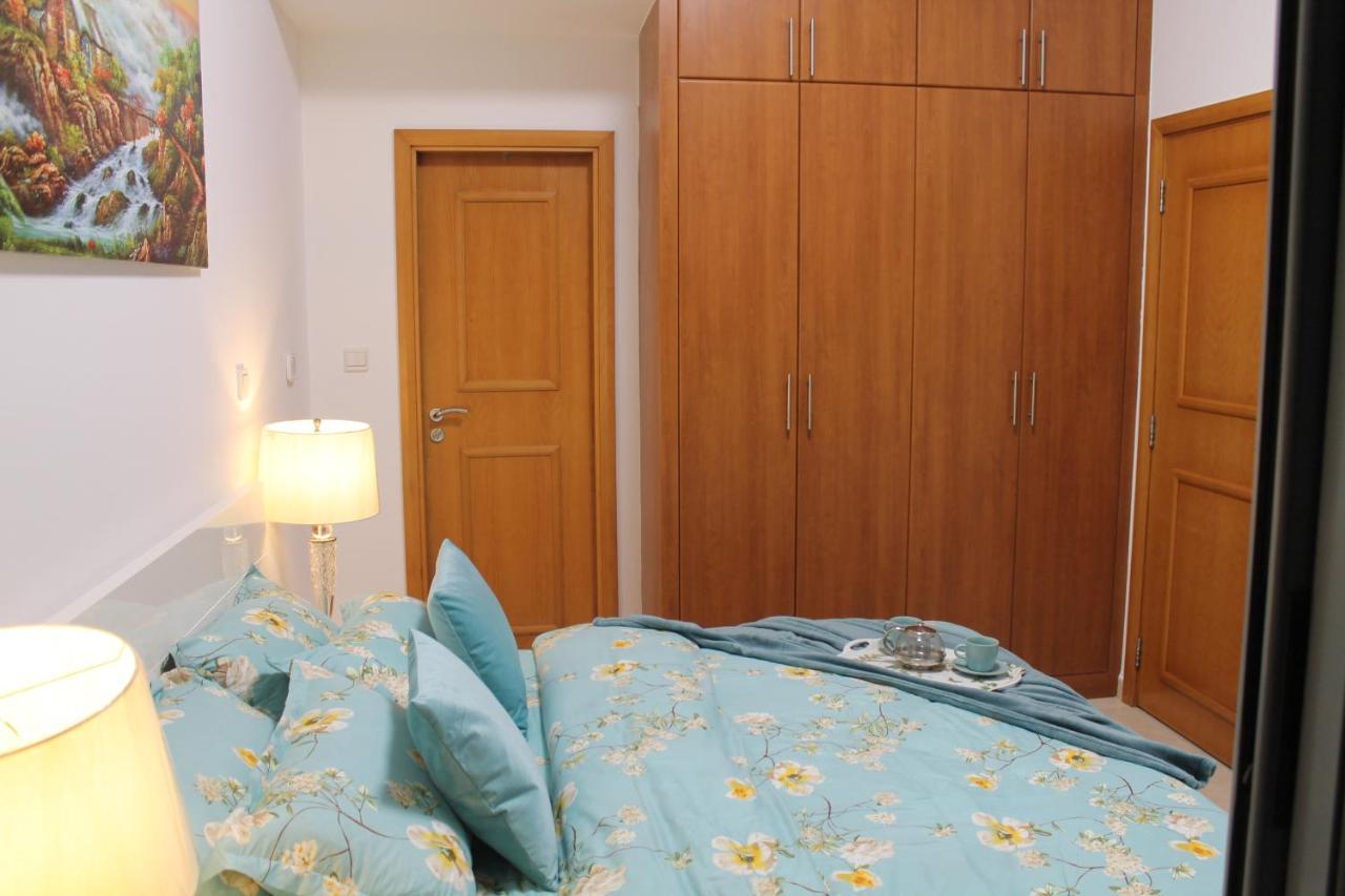 Newly Furnished One Bedroom Apartment Next To Metro & Beach In Marina Residence Dubai Buitenkant foto