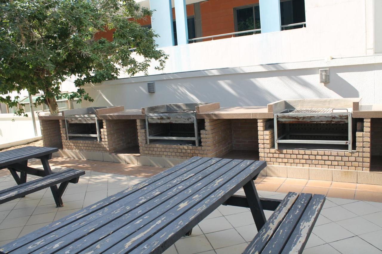 Newly Furnished One Bedroom Apartment Next To Metro & Beach In Marina Residence Dubai Buitenkant foto