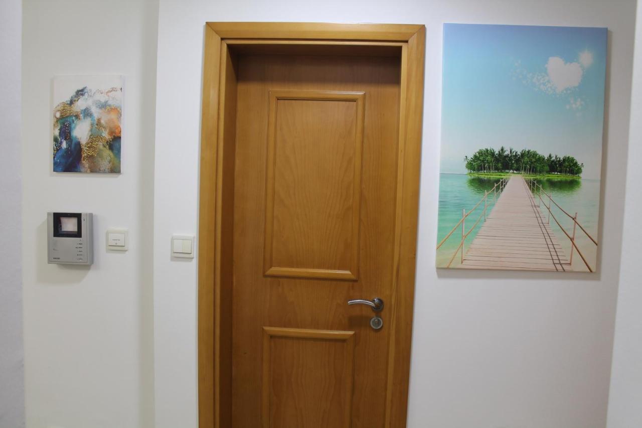 Newly Furnished One Bedroom Apartment Next To Metro & Beach In Marina Residence Dubai Buitenkant foto