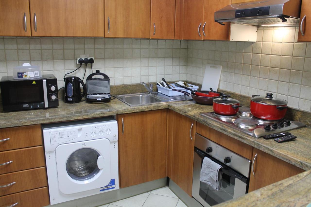 Newly Furnished One Bedroom Apartment Next To Metro & Beach In Marina Residence Dubai Buitenkant foto